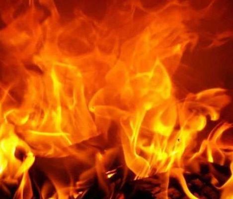 विवाहिता की हत्या के बाद जलाने की थी तैयारी, पुलिस ने अधजले शव को चिता से किया बरामद