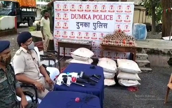 दुमका : भारी मात्रा में विस्फोटक बरामद, मचा हड़कंप