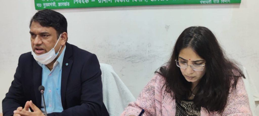 ग्रामीण विकास विभाग के सचिव डॉ मनीष रंजन और मनरेगा आयुक्त राजेश्वरी बी ने किया मनरेगा योजना की समीक्षा