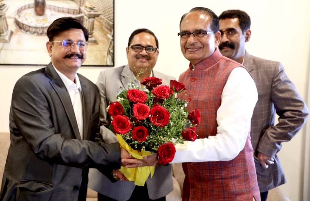 मुख्यमंत्री से मिले राधास्वामी सत्संग ब्यास के पदाधिकारी, वार्षिक कार्यक्रम में किया आमंत्रित